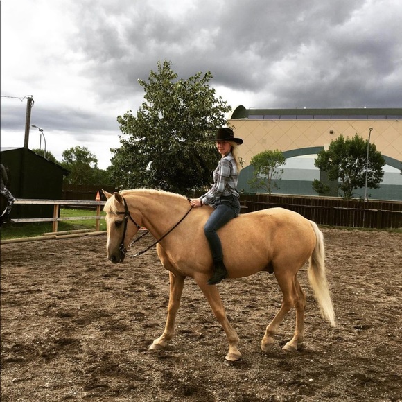 Meet your posher! Victoria 💋❤️ - Picture 3 of 3